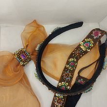 Mi proyecto del curso: Bordado con pedrería: crea accesorios para el pelo. Accessor, Design, Arts, Crafts, Jewelr, Design, Fashion Design, Embroider, DIY, and Textile Design project by Mónica Mora Carrasco - 07.16.2024