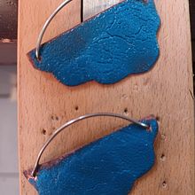 Meu projeto do curso: Design de joalheria com metal e esmalte. Un projet de Création d'accessoires, Artisanat, Design de bijoux, St, lisme, DIY , et Peinture décorative de andreasartoratojacob - 16.07.2024