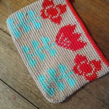 Bolsita de flores. Accessor, Design, Pattern Design, Fiber Arts, DIY, Crochet, and Textile Design project by Margarita Pinet Plasencia - 07.18.2024
