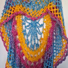 Poncho de colores. Un proyecto de Artesanía y Crochet de Helen Salazar - 19.05.2024