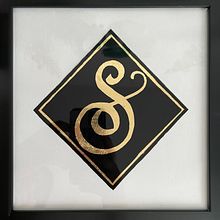 Il mio progetto del corso: Lettering con foglia d'oro su vetro inverso per insegne. Calligraph, Lettering, H, and Lettering project by Sabrina Germano - 06.18.2024