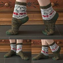Mein Abschlussprojekt für den Kurs: Einführung in das Colorwork-Sockenstricken. Knitting, Accessor, Design, Fashion Design, Fiber Arts, and Textile Design project by Helen - 07.24.2024