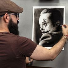 Retrato de Joaquin Pheonix (Joker) al carboncillo. Traditional illustration, Pencil Drawing, Drawing, Portrait Drawing, and Fine Arts project by Luis Mora - 10.17.2022