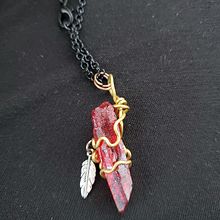 Red Crystalline Wire Wrap. Un progetto di Design di gioielli di Erin Clay - 31.07.2024