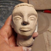Woman with skirt / Paper Clay. Arts, Crafts, and Ceramics project by Katerina Bohac Linares - 07.05.2024