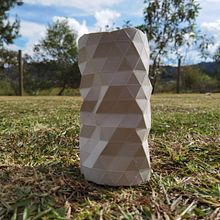 Mi proyecto del curso: Moldes geométricos hechos a mano: diseña objetos facetados. Design, Accessor, Design, Arts, Crafts, Fine Arts, Interior Design, Decoration, Interior Decoration, and DIY project by Andres Vallejo Ortega - 08.06.2024