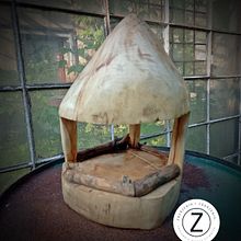 Rzeźbiony karmnik. Un progetto di Artigianato e Scultura di bankier_1 - 06.08.2024