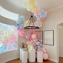 Balloon Garlands. Un progetto di Design, Belle arti, Bozzetti e Creatività di Claudia Racanelli - 08.08.2024