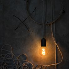 «Sueños desgastados» (122x1214 cm). Diseño de luz. Ensamblaje, escultura, upcycling, reciclaje, arte sostenible, poesía visual.. Un proyecto de Diseño de interiores, Diseño de iluminación, Escultura, Concept Art, Decoración de interiores, Interiorismo, Tejido, Upc y cling de Inés N. Monfil - 08.08.2024