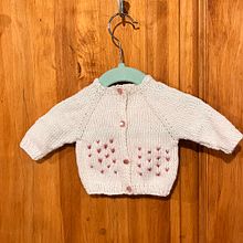Mi proyecto del curso: Tejido de prendas infantiles con raglán top down. Un progetto di Fashion design, Fiber Art, Maglia e Textile Design di Carla Susperreguy - 04.04.2024