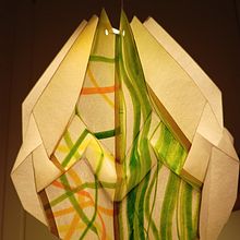 FLOOR PAPER LAMP. Un progetto di Interior design, Product design e Papercraft di Giulia Cammarota - 10.08.2024