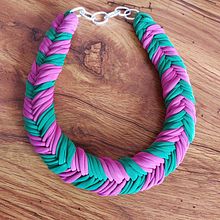 Mi proyecto del curso: Creación de joyería textil. Un projet de Artisanat, Design de bijoux, Art textile , et Design textile de Andrea Cambronero Caballero - 14.06.2024