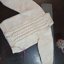 Mi proyecto del curso: Técnicas de punto trenzado para tejer prendas atemporales. Knitting, and Textile Design project by Erika Ramirez - 08.13.2024