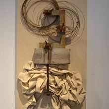 «Entendimiento» ( 61 x 106 cm) Ensamblaje, escultura, upcycling, reciclaje, arte sostenible, poesía visual.. Fine Arts, Interior Design, Sculpture, Concept Art, Interior Decoration, Fiber Arts, Upc, and cling project by Inés N. Monfil - 08.16.2024
