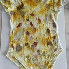 Meu projeto do curso: Técnica de impressão ecológica com flores e plantas. Un progetto di Design di accessori, Artigianato, Fashion design, Fiber Art, DIY, Tintura tessile, Design floreale e vegetale, Stampa tessile e Textile Design di tsmaniot - 16.08.2024