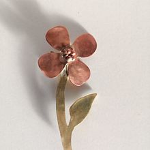 My project for course: Introduction to Jewelry Techniques with Metal. Un proyecto de Diseño de complementos, Artesanía, Diseño de jo y as de Nora Al Usaimi - 17.08.2024