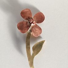 My project for course: Hand-Painted Metal Jewelry with Patinas and Pigments. Accessor, Design, Arts, Crafts, Jewelr, Design, Fashion Design, DIY, and Decorative Painting project by Nora Al Usaimi - 08.17.2024