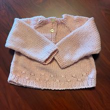 Mi proyecto del curso: Tejido de prendas infantiles con raglán top down. Een project van  Modeontwerp, Textiel, Breien y Textielontwerp van Ana Gimeno Pascual - 20.08.2024