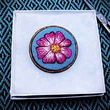 Hand-Embroidered Pink Cosmos Flower Brooch. Arts, Crafts, Fine Arts, Jewelr, Design, Embroider, and Textile Design project by Aspen Schiller - 08.24.2024