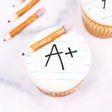 Back To School Cupcakes. Een project van Banketbakkerij,  Ontwerp y  Creativiteit van Lindsey Katon - 26.08.2024