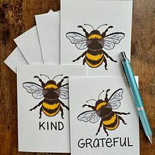 Bee greeting cards and stickers. Un progetto di Illustrazione tradizionale di Julie Parrish - 25.08.2024