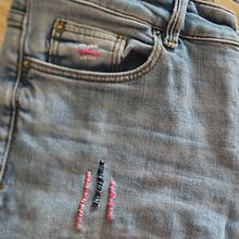 Mi proyecto del curso: Bordado: reparación de prendas. Un projet de Broderie, Couture, DIY, Upc, cling , et Design textile de Verena Remmele - 31.08.2024