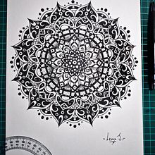 Proyecto del curso: El arte de dibujar mandalas: crea patrones geométricos. Un progetto di Disegno e Illustrazione con inchiostro di Victoria García - 19.09.2024