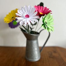 Mi proyecto del curso: Técnicas para la creación de flores de papel. Projekt z dziedziny  Dekoracja wnętrz, Fotografia i Craft użytkownika eugelle - 03.09.2024