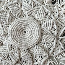 Mein Abschlussprojekt für den Kurs: Kreisförmige Makrameetechniken Ein Projekt aus dem Bereich H, werk, Dekoration von Innenräumen, Makramee, Weben und Textildesign von annika_schowalter - 07.09.2024