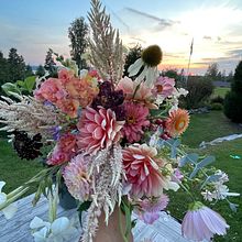 My project for course: Floral Arrangement Design with Seasonal Blooms. Decoration, Interior Design, DIY, L, scape Architecture, Floral, Plant Design, and Traditional illustration project by Marisha Åkerberg Fd Hernandez - 09.08.2024