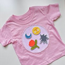 Kinder T-Shirt mit den abnehmbaren Patches. Arts, Crafts, Embroider, and Sewing project by Nina - 09.17.2024