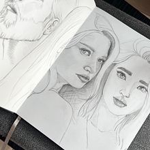 Il mio progetto del corso: Ritratto su blocco da disegno: esplora il volto umano. Artistic Drawing, Drawing, Portrait Drawing, Sketchbook, and Sketching project by Valentina Manfredini - 09.19.2024
