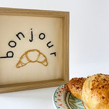 Bonjour - Saying good morning in French. Un projet de Broderie, Artisanat , et Art textile de Anastasia Papathanaki - 22.09.2024