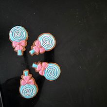 My project for course: Cookie Decoration with Royal Icing for Beginners. Design, DIY, and Painting project by Rafaella Savvoury - 09.22.2024