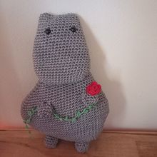 Hippo. Un progetto di Design di accessori, Artigianato, Uncinetto, Fiber Art e Textile Design di Maria Elena Navarro Puyuelo - 23.09.2024
