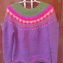 Sweater Tulipanes con la técnica jacquard. Un progetto di Design di accessori, Fiber Art, Maglia e Textile Design di Lorena Isabel Conejeros Alvarez - 16.09.2024
