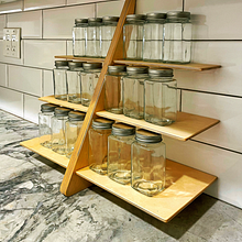 Counter top kitchen spice rack. Un progetto di Product design di MARK WRONSKI - 04.06.2023