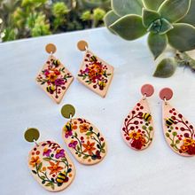 My project for course: Intro to Polymer Clay Jewelry: Design Floral Accessories. Een project van Ontwerp van accessoires, Craft, DIY,  Modeontwerp y Sieradenontwerp van Nina Aresu - 30.09.2024