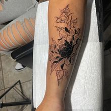My project for course: Fine Line Tattoo Techniques: Create Meaningful Designs. Un progetto di Disegno, Illustrazione tradizionale, Design di tatuaggi, Fotografia e Pubblicità di Adriana Ferrusca - 02.10.2024