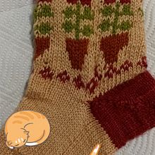 My project for course: Introduction to Colorwork Sock Knitting. Accessor, Design, Fashion Design, Fiber Arts, Knitting, and Textile Design project by Lula Escoto Campos - 10.01.2024