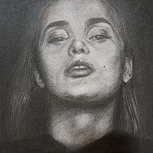 Mi proyecto del curso: Retrato artístico al carboncillo: creando atmósferas. Un progetto di Belle arti, Disegno, Disegno artistico, Disegno di ritratti, Disegno realistico e Illustrazione tradizionale di Noelia Bravo Chaves - 12.10.2024