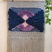 My project for course: Intro to Macraweaving: Make a Wall Hanging. Un progetto di Design di accessori, Interior Design, Fiber Art, Interior design, Macramè, Textile Design e Tessitura di Ina Maria Lindquist - 13.10.2024