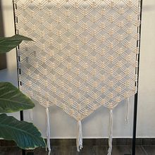 Macramé: nudos básicos y complejos. Decoration, Accessor, Design, Interior Design, Macramé, Fiber Arts, and Textile Design project by Elvia MR - 10.17.2024