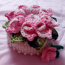 Peso de Porta de Flor Rosa Branca com Pérolas. Crochet project by Andreia Duarte Bilenkij - 10.09.2024