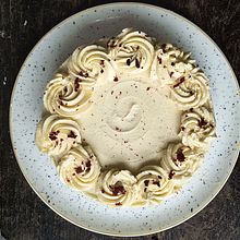 Mi proyecto del curso: Cake design: técnicas decorativas modernas Nunca habia utilizado la butter cream con merengue suizo, me encanto pude hacer este pastel vintage para una clienta y realmente ame el resultado. Por otra parte aprendi a hacer esferas.. DIY, and Design project by julieth_sogamoso_r - 10.21.2024