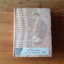 la nuit de l'Escalade en pop up. Arts, Crafts, Creating with Kids, Editorial Design, Bookbinding, and Paper Craft project by Lucie Thiam Bouleau - 10.28.2024