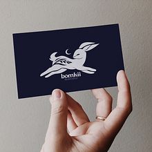 Hand-Drawn Branding: Bomkii Visual Identity. Un proyecto de Br, ing e Identidad, Diseño, Diseño gráfico, H, lettering, Lettering, Diseño de logotipos y Packaging de Bianca Moga - 27.10.2024