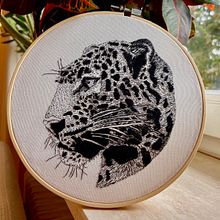 jaguar en hilo negro. Arts, and Crafts project by jackelinevergel0 - 10.29.2024