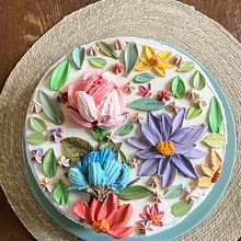 My course project: Cake design: simple buttercream flowers with spatula. Projekt z dziedziny DIY, Kompoz i cje kwiatowe i botaniczne użytkownika Sheila Belcaro - 31.10.2024