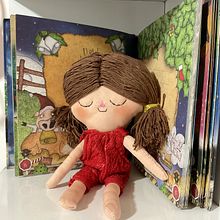 Mi proyecto del curso: Muñecos de tela: diseño, costura y creación de contenido. Un proyecto de Artesanía, Fotografía para Instagram, Fotografía con móviles, Patronaje, confección			, Fotografía de producto, Costura, Redes Sociales y Diseño de juguetes de JAIRYNA MANRRIQUE - 03.11.2024